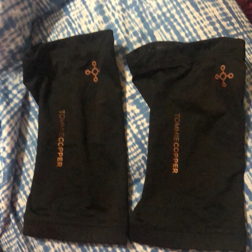 Tommie Copper Black Compression SleeveTommie Cooper knee sleeve